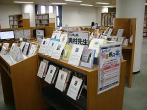 【伊丹図書館】特集展示「短大フォーラムA授業課題：私が選んだ『図書館の本』」の様子