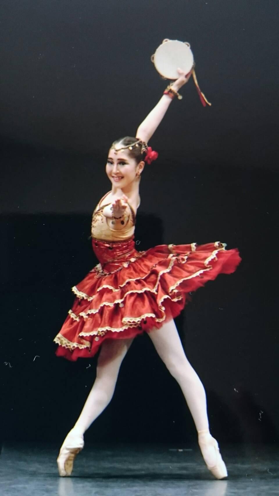 2017年11月の「京都バレエコンクール」で演技を披露する佐野光里さん